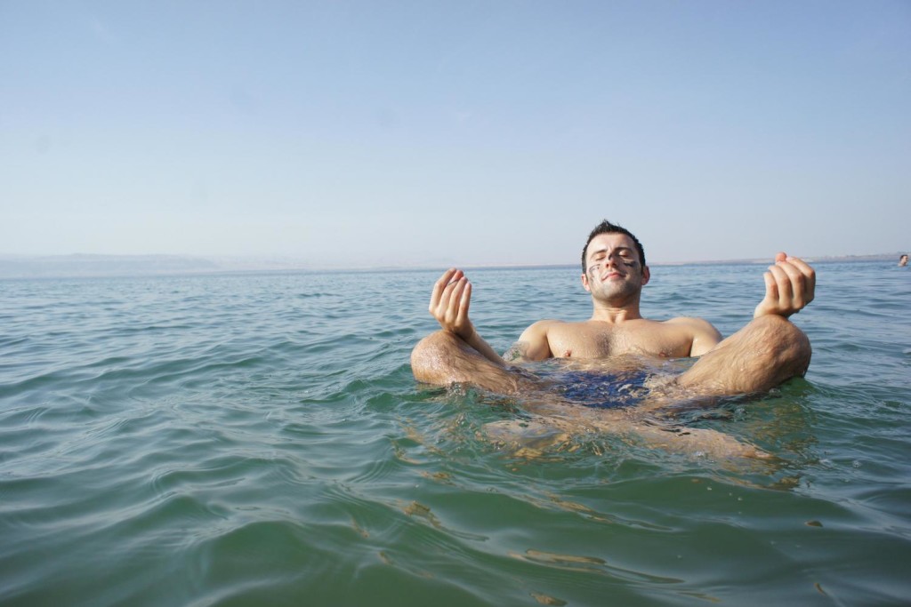 Отдыхающий в Мертвом море