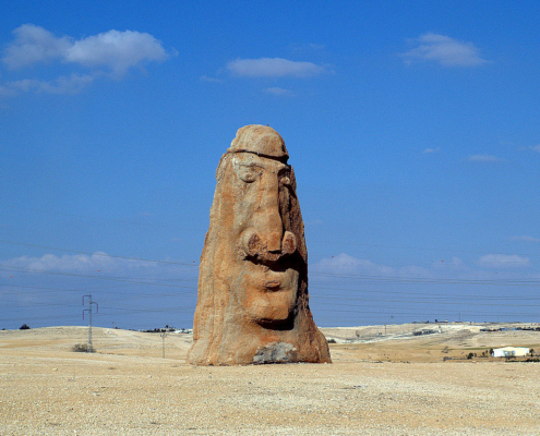 статуя в пустыне Негев