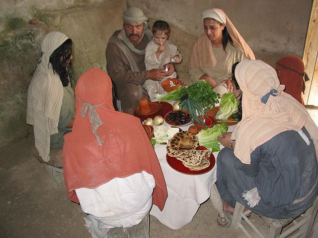 семейный обед в назаретской деревне