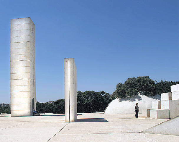 монумент израильского скульптора Дани Караван